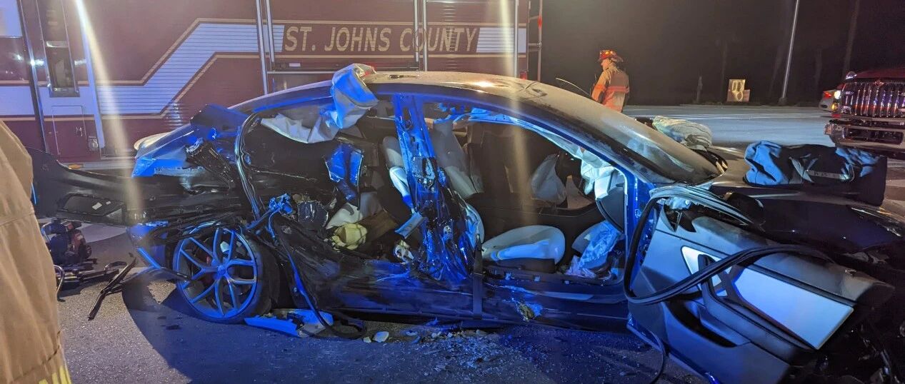 特斯拉车祸现场图，车主：感谢特斯拉救命