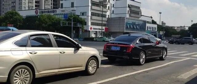 首遇红旗H9，车主开的一点也不小心