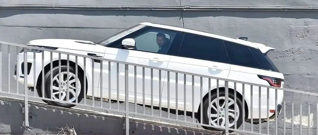 梅西巴萨时代最后一次去诺坎普，开的车是路虎揽胜运动版