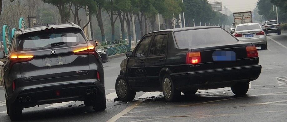 长安CS75 PLUS车祸现场，大众面目全非，长安一个车灯都没坏