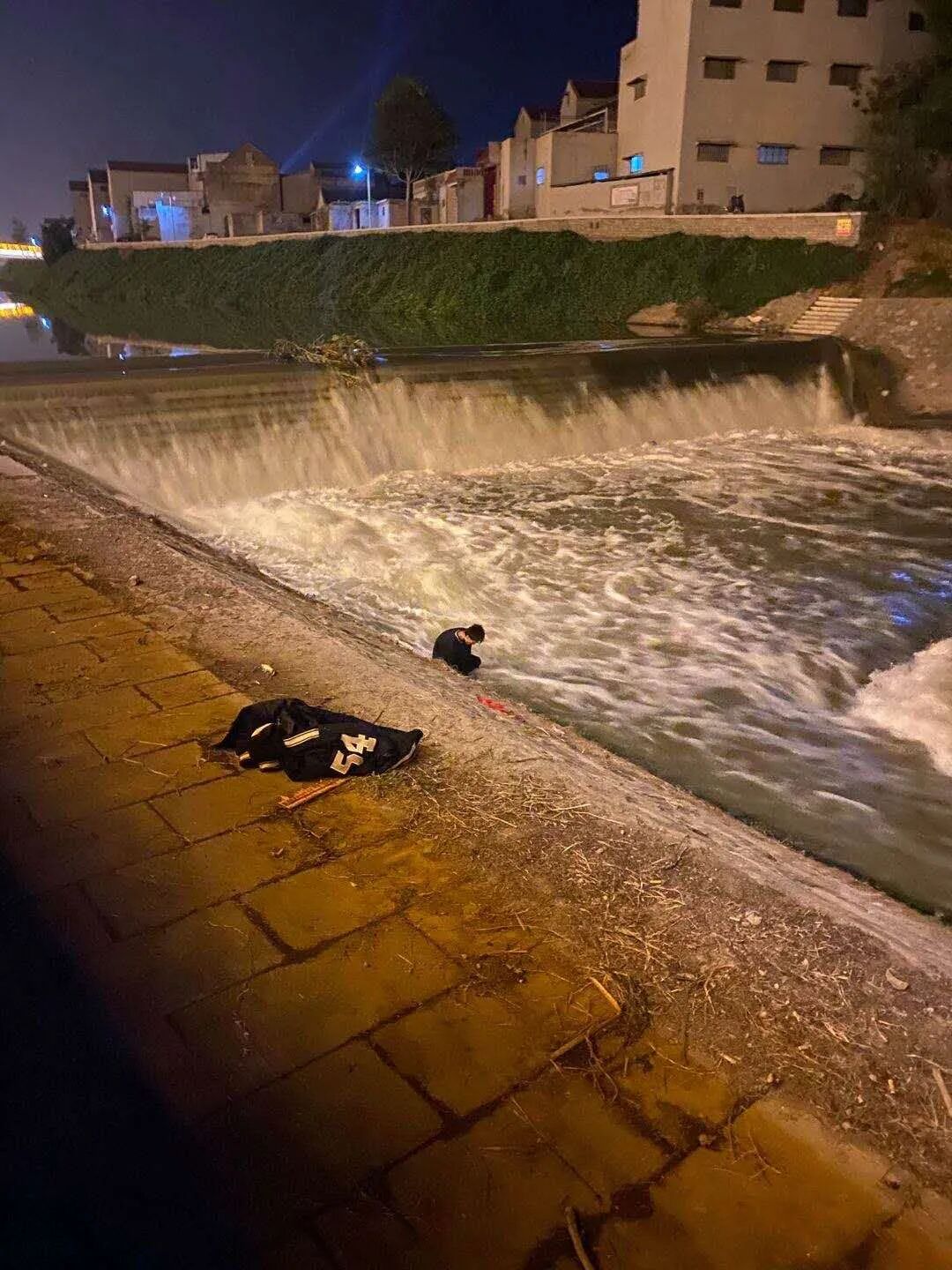 "有一个小伙要跳河,快来救人啊!"有群众报案称一名男子坐