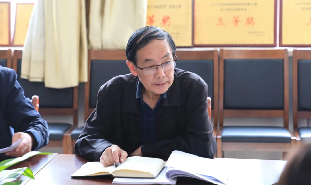 学院党委书记贺利贵深入课堂听课评课