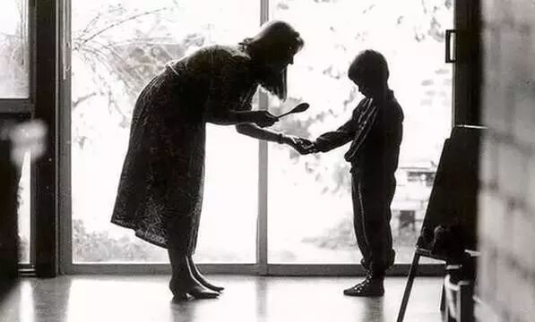 人民日报：15个表扬孩子和10个惩罚孩子的科学方法，转给家长