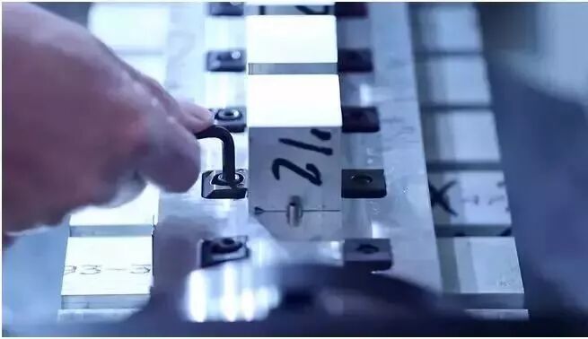 【机械加工】5轴比3轴好在哪：1次加工28个零件的图10