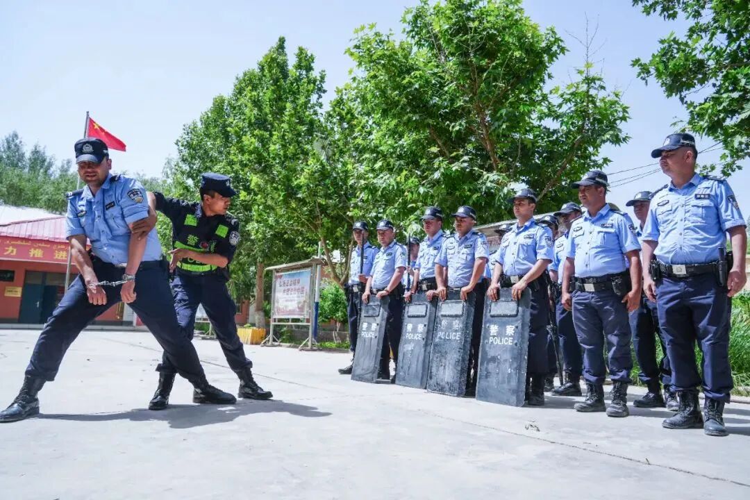 新疆一名辅警,担任:实战教官
