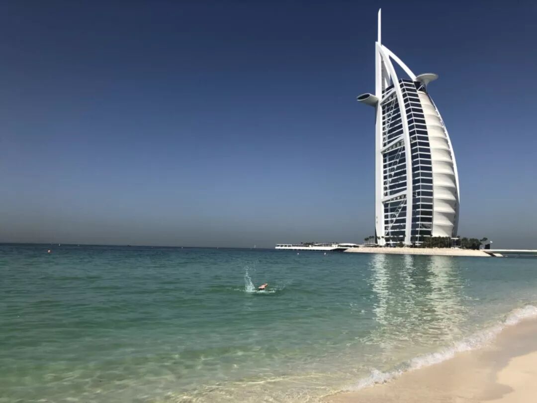 帆船酒店住一晚_帆船酒店晚餐_帆船酒店一晚上多少钱