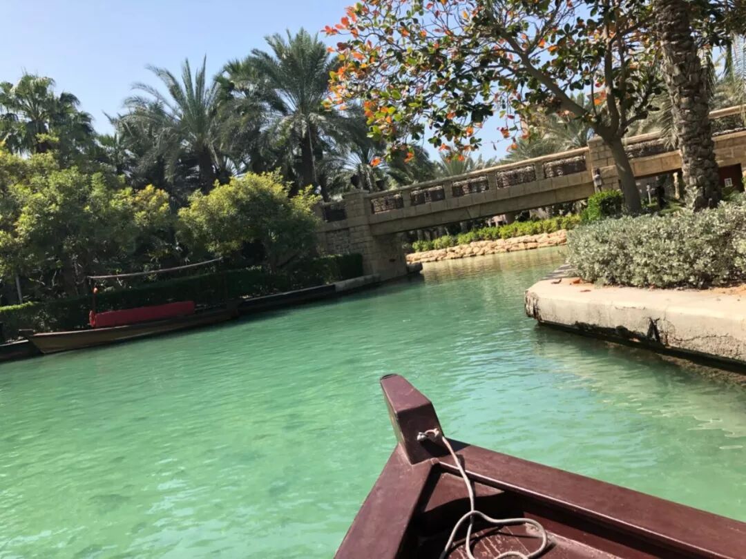 帆船酒店住一晚_帆船酒店一晚上多少钱_帆船酒店晚餐