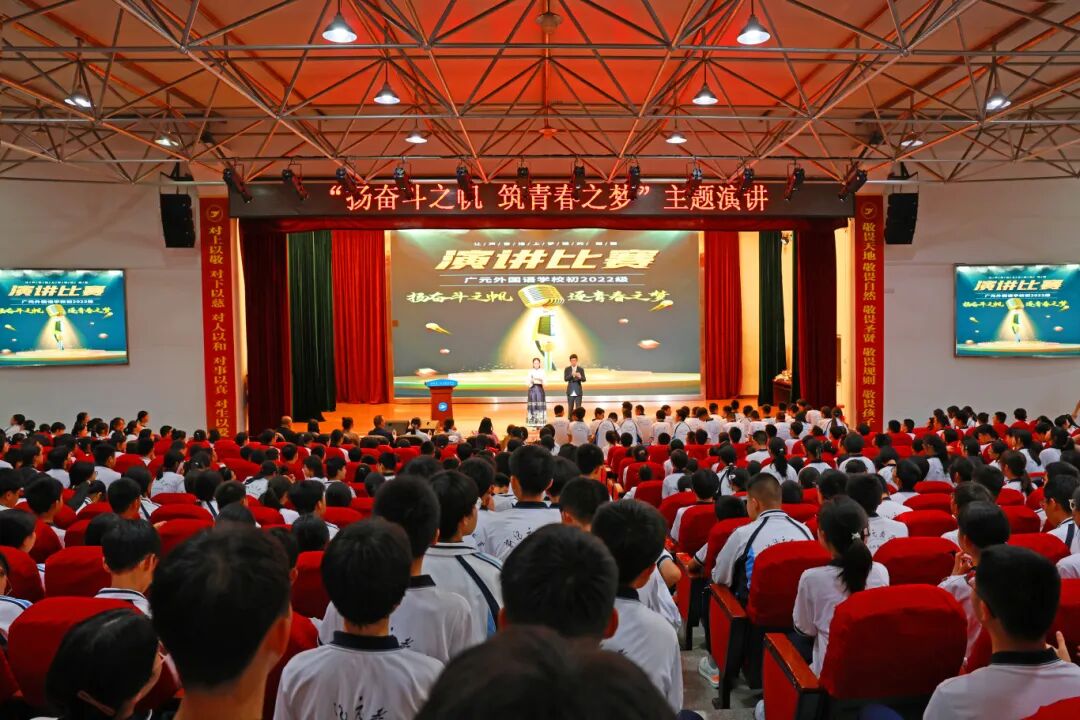 暖场音乐演讲现场,全年级六百多名同学共同唱响级歌《青春》,同学们