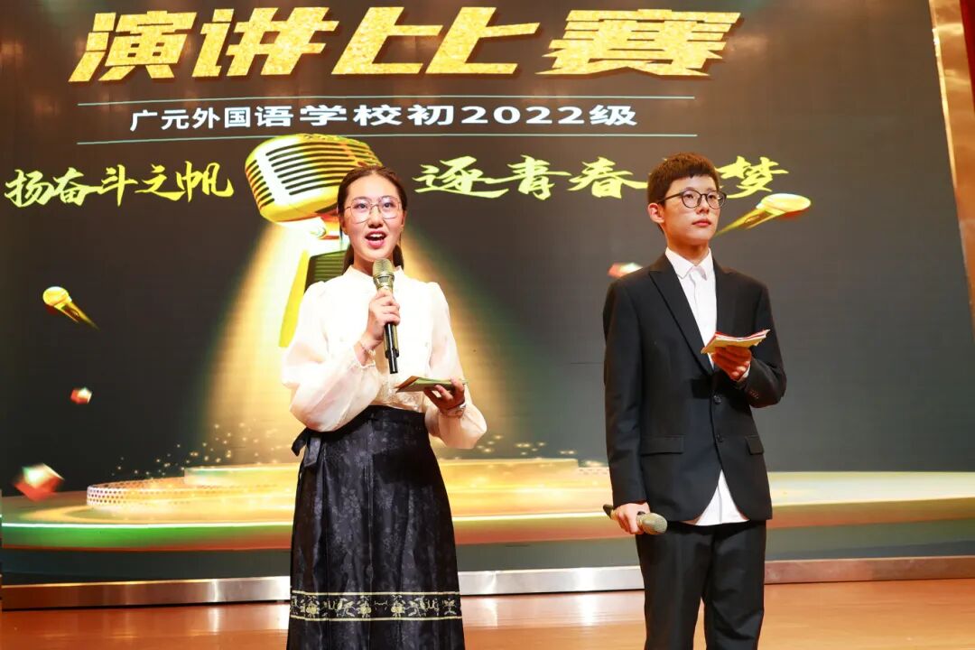 暖场音乐演讲现场,全年级六百多名同学共同唱响级歌《青春》,同学们