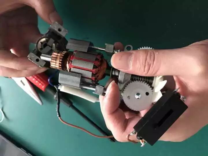 打蛋器的内部构造其实还是蛮简单直观的.