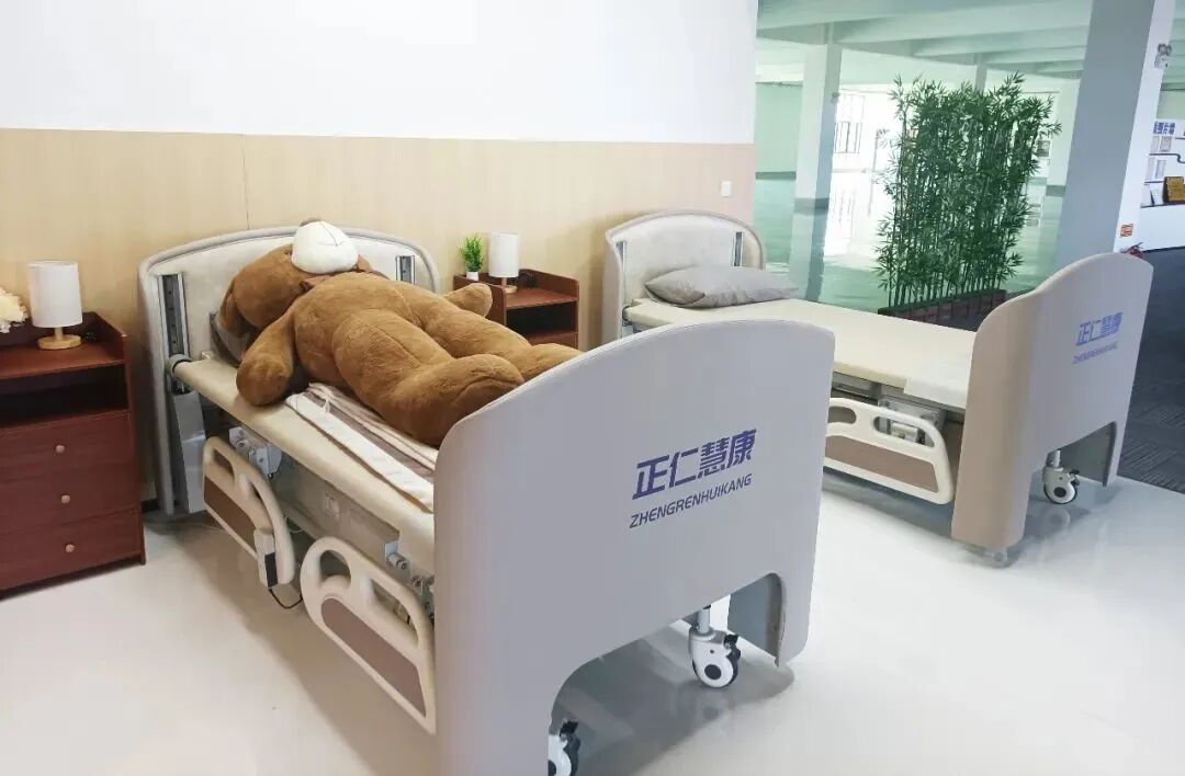 护理床手柄怎么收这张智能护理床真神奇！解决卧床老人洗澡、翻身、起背抬腿等问题_https://www.jmylbn.com_新闻资讯_第6张
