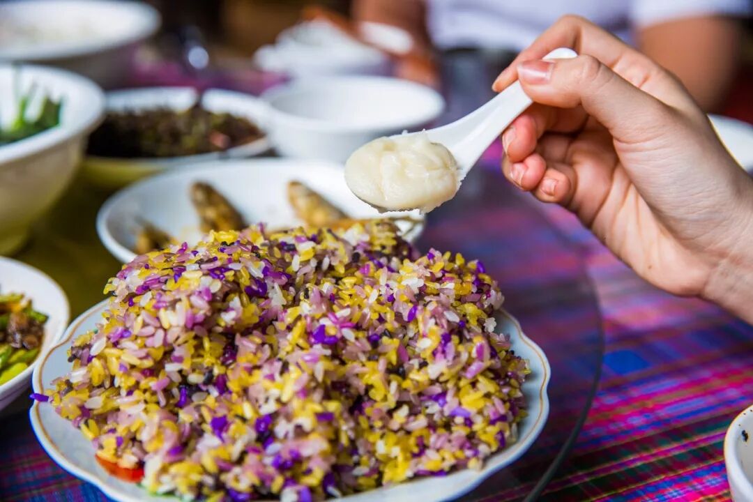 女主人用竹筒蒸出来的花米饭,配上这里地道的蜂蜜,简直不能更美味.