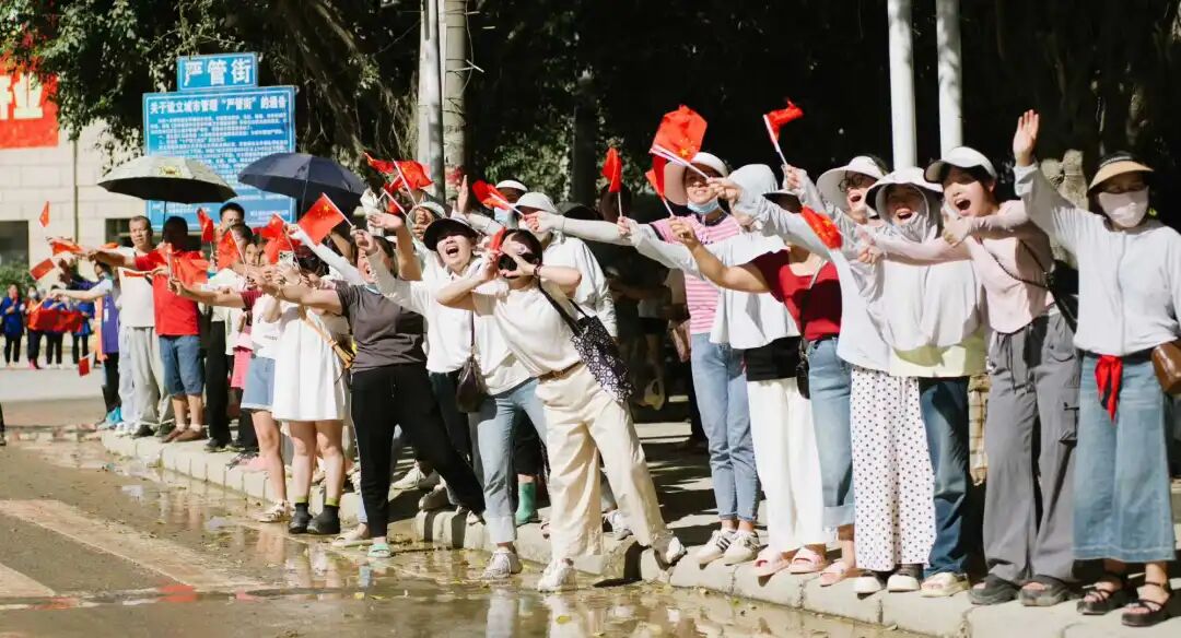 榕江村民亲手缝制鞋垫送救援队