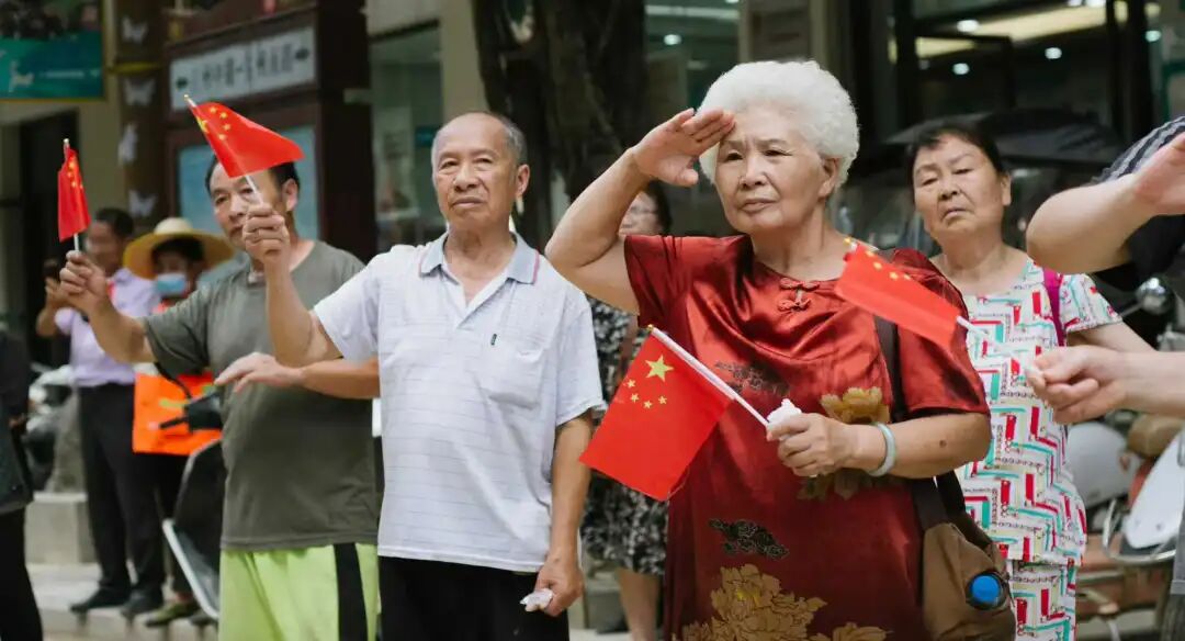 榕江村民亲手缝制鞋垫送救援队