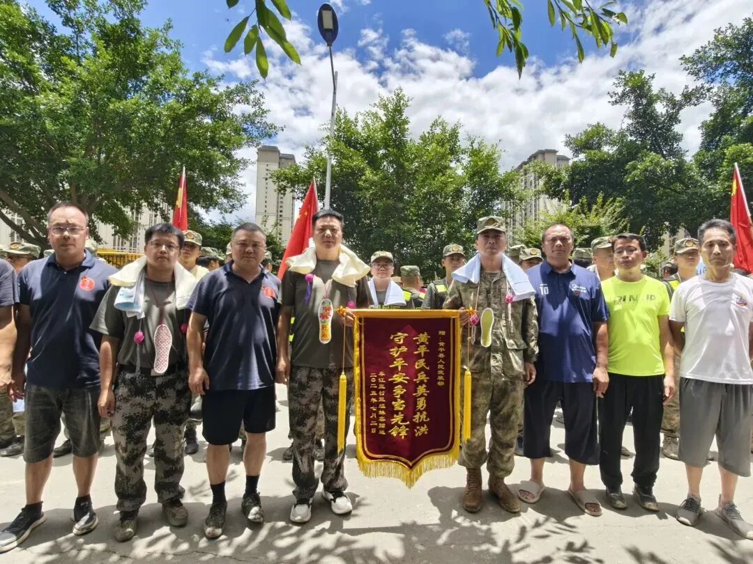 榕江村民亲手缝制鞋垫送救援队