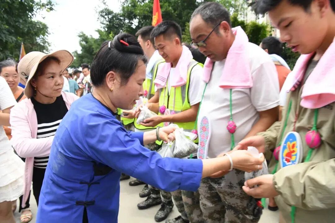 榕江村民亲手缝制鞋垫送救援队