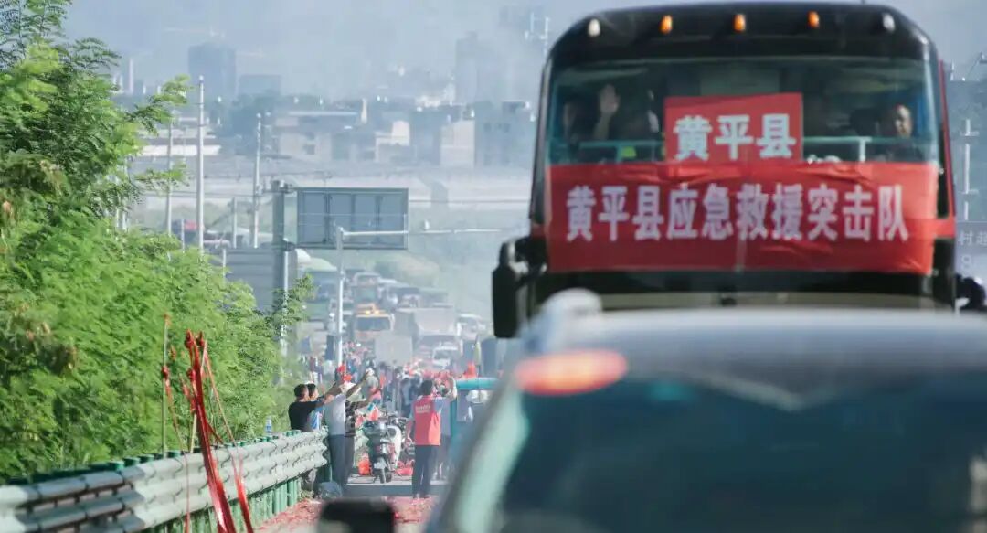 榕江村民亲手缝制鞋垫送救援队