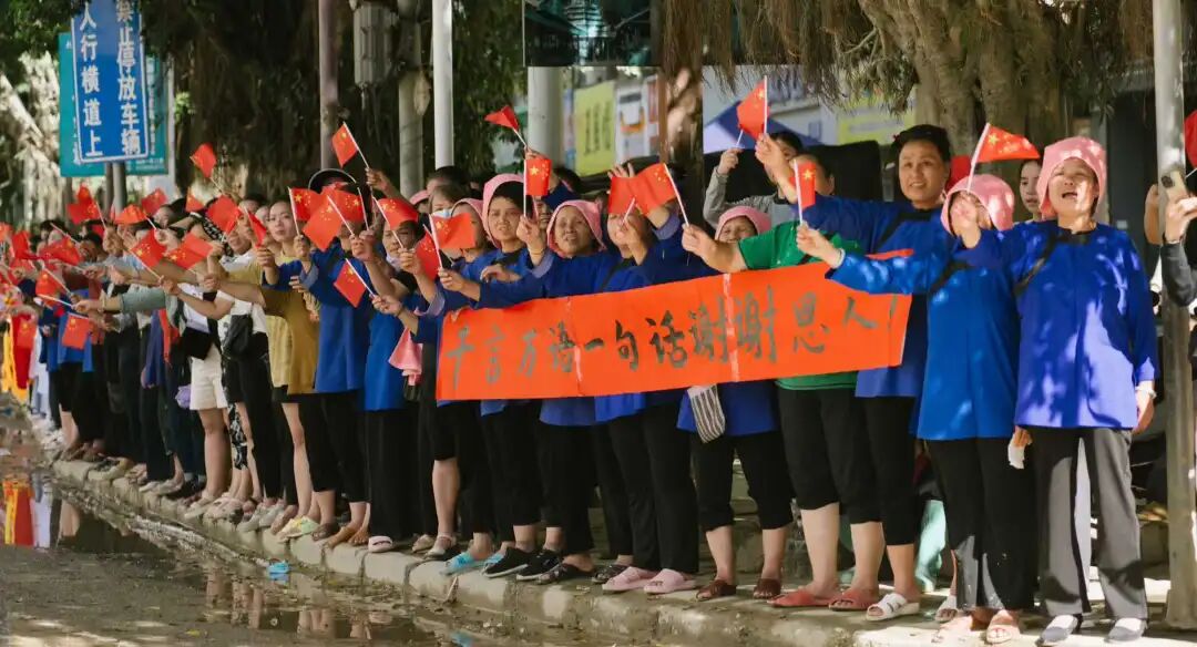 榕江村民亲手缝制鞋垫送救援队