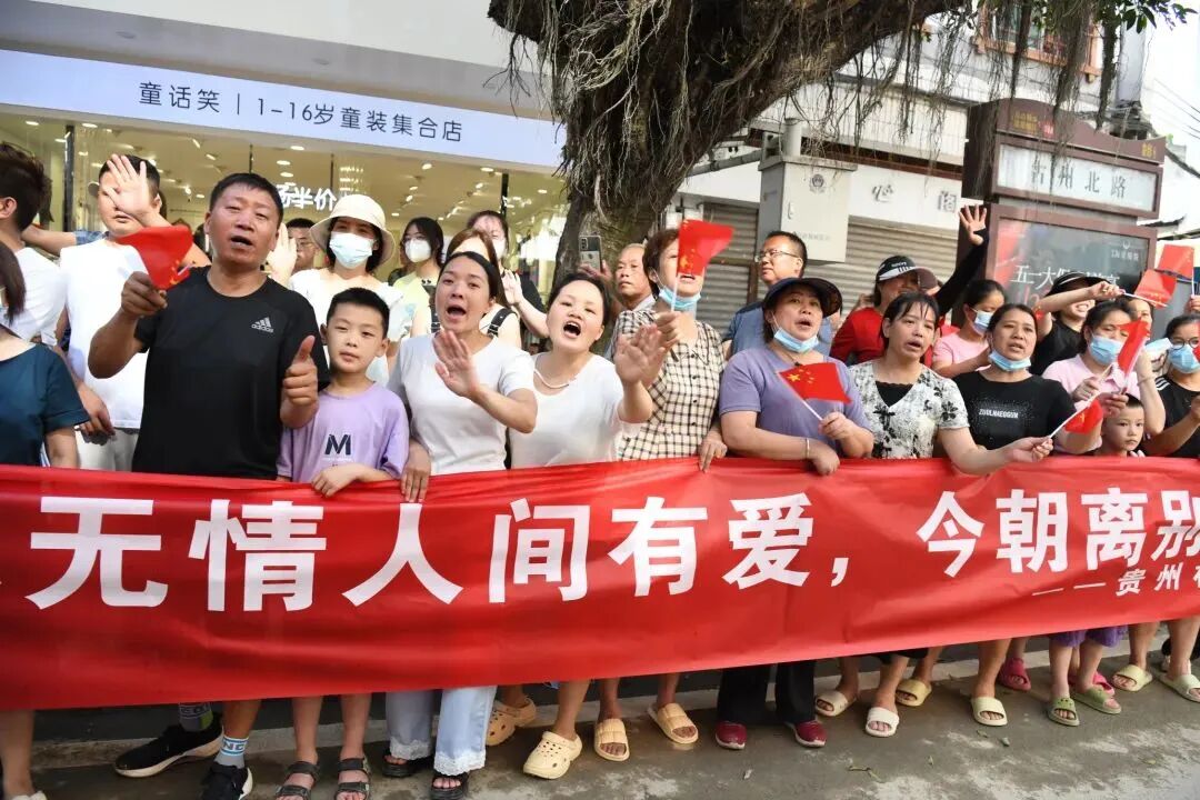 榕江村民亲手缝制鞋垫送救援队