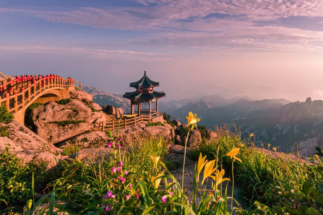 嶗山的海就在山腳下,登上巨峰景區的觀景.