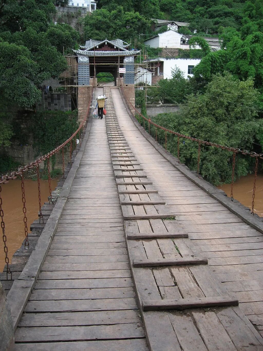 街口的云龙桥是博南古道上唯一幸存的铁索桥,被当地志书称为"漾江飞虹