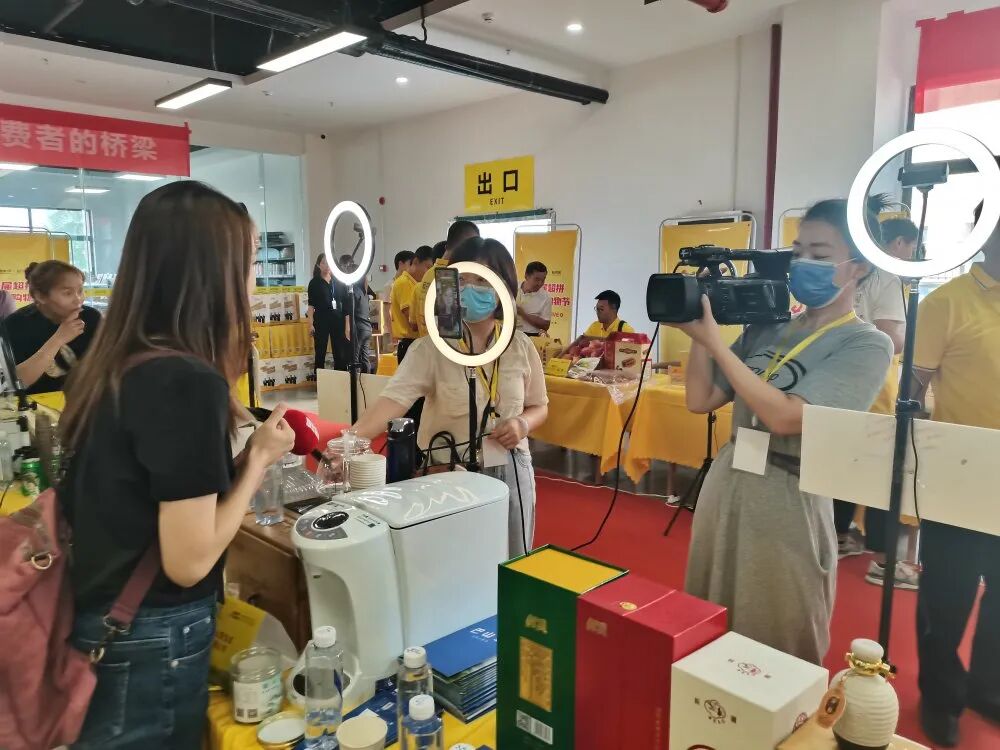 巴山雪与百位乡村书记一起直播带货打造全民网红助推国家乡村振兴战略