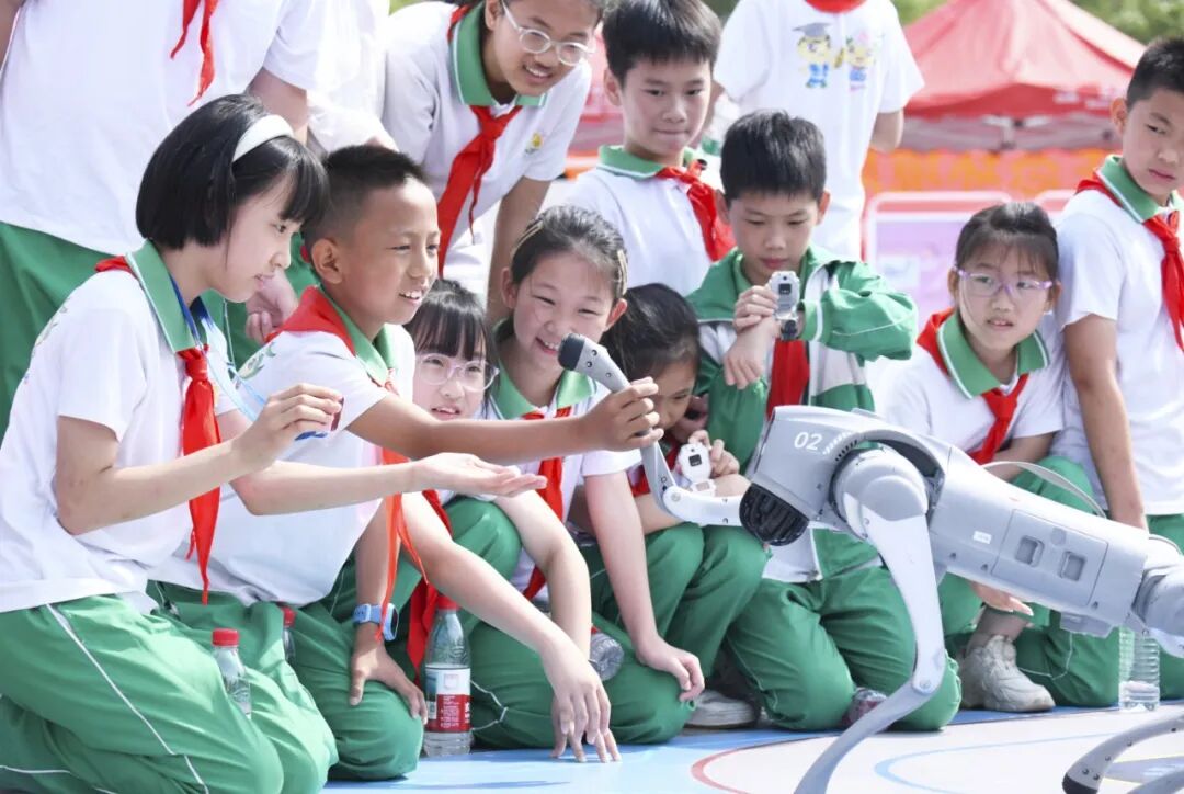 少年尽享科技魅力.jpg