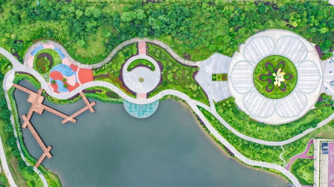 6月9日，无人机视野下的全南县若湖公园，湖、桥、步道、绿植相映成趣。近年来，该县践行绿水青山就是金山银山理念，接续走好生态优先、绿色发展之路，建设了一批集文化、生态、健身、.jpg