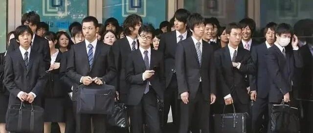 日本年轻人为啥爱穿西装？夏天不热的吗？