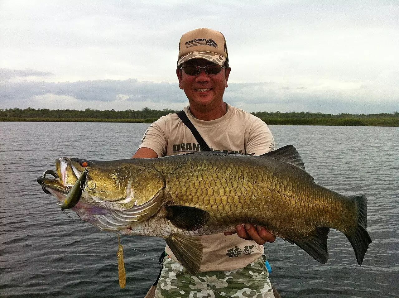 探钓巴布亚伊里安查亚寻找传说中的巨型金目鲈二