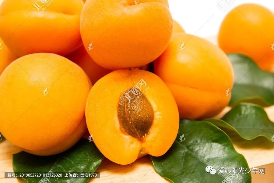 爱心阳光少年网:这种水果叫桔子,它的外皮和果肉也是桔黄色的.