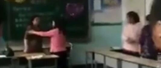 “给班主任送花不给我？呸！”一小学老师毕业班会上辱骂学生还吐口水…官方回应