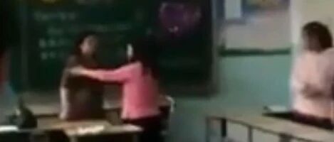 因“送花”谩骂学生，当事老师被撤销教师资格并调离！学校正副校长4人免职……