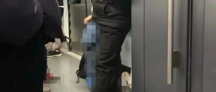 北京地铁里当众打孩子，还让孩子下跪！这位家长，你违法了……
