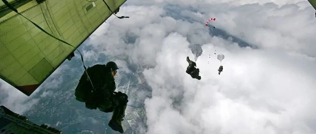 12年前神兵天降，如今15勇士重聚！网友：感谢当年有你们……