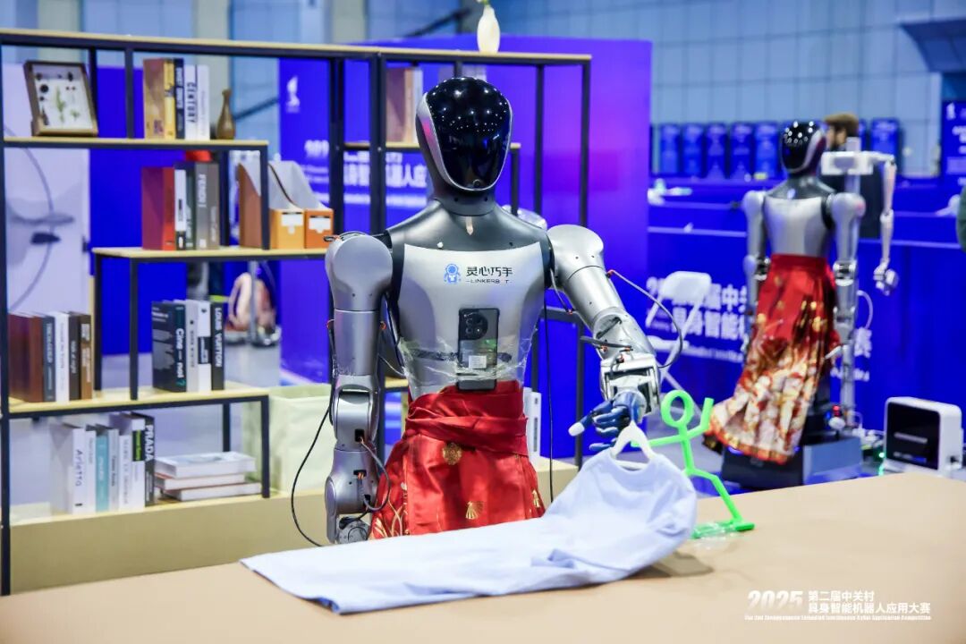 倒咖啡、叠衣服、拿快递、捡垃圾……“实干派”机器人：劳动最光荣(图2)