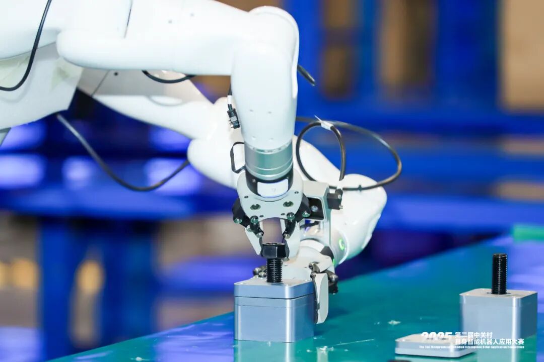 倒咖啡、叠衣服、拿快递、捡垃圾……“实干派”机器人：劳动最光荣(图4)