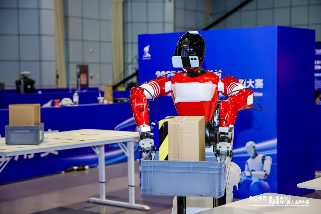 倒咖啡、叠衣服、拿快递、捡垃圾……“实干派”机器人：劳动最光荣(图3)