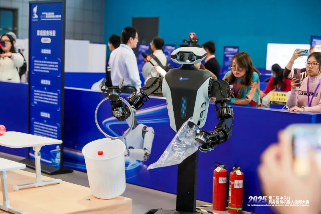 倒咖啡、叠衣服、拿快递、捡垃圾……“实干派”机器人：劳动最光荣(图5)