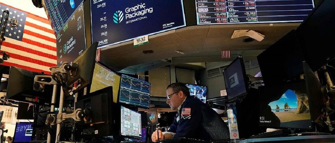 俄乌战事乌云下，华尔街和民众的悲喜并不相通丨棱镜