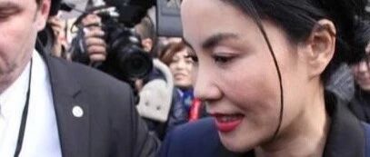 王菲几年前拍到的近照，脸凹凸不平坑洼多，老得很明显！