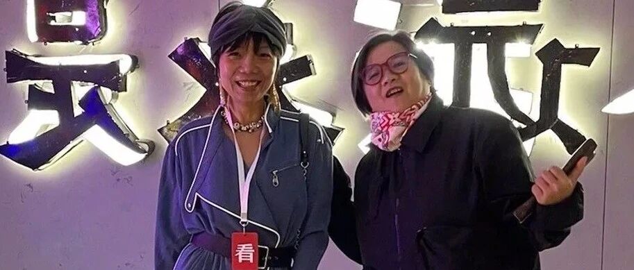 陈凯歌前妻晒照，皮肤黝黑也太真实了，终于服老当个普通人！