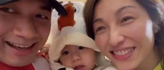 古巨基晒一家合影，素颜也大方出镜不修图，老婆满脸皱纹和黄斑！