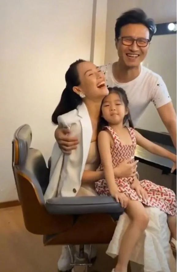 章子怡老得不真实,生图脸出油还凹凸不平,穿白裙想嫩也嫩不了!-微信头条网 章子怡老得不真实,生图脸出油还凹凸不平,穿白裙想嫩也嫩不了!