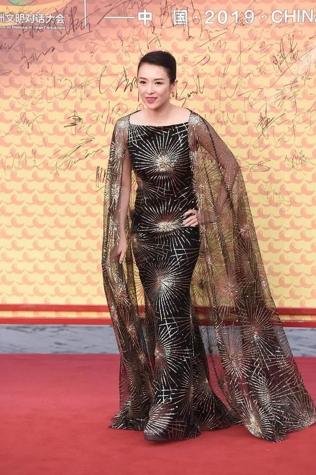 章子怡老得不真实,生图脸出油还凹凸不平,穿白裙想嫩也嫩不了!-微信头条网 章子怡老得不真实,生图脸出油还凹凸不平,穿白裙想嫩也嫩不了!