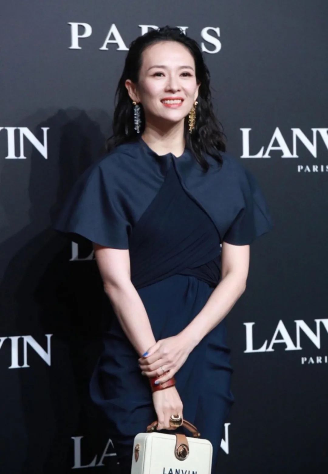 章子怡老得不真实,生图脸出油还凹凸不平,穿白裙想嫩也嫩不了!-微信头条网 章子怡老得不真实,生图脸出油还凹凸不平,穿白裙想嫩也嫩不了!