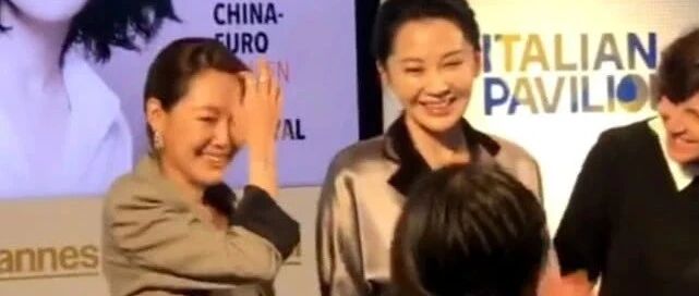 小S虽然年纪小点，但在许晴面前还是不自信，气质真的差很多！