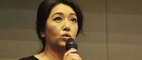 江珊没打光脸好黄啊，而且满脸的坑坑洼洼，才52岁就老成这样？