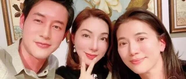 袁咏仪跟好友合影，美颜瘦脸不自然，还是原生态的漂亮有气质！