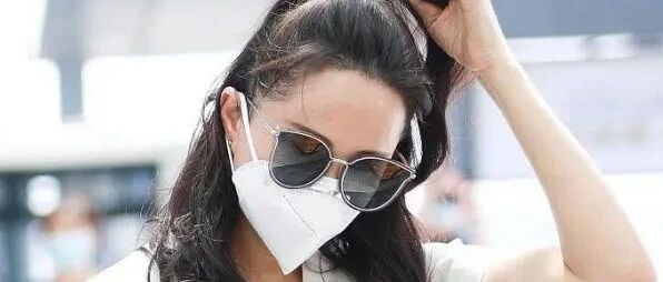 伊能静穿露脐装不承认老，肚子上都是疤痕，额头上还坑坑洼洼！